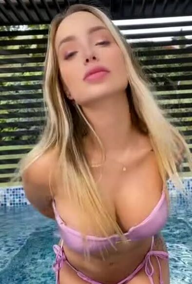 N.aked Big boobs in pool [ soydanitabares ] – Video HOT !