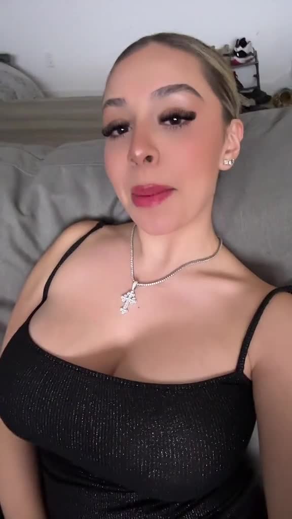 Show Nipple on Bed [ Queenpatrona ]  ! Video HOT !!!
