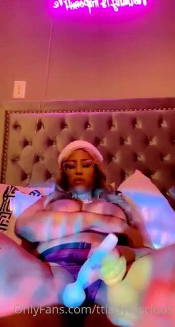 MizzTwerksum – Masturbate with DILDO !! HOT