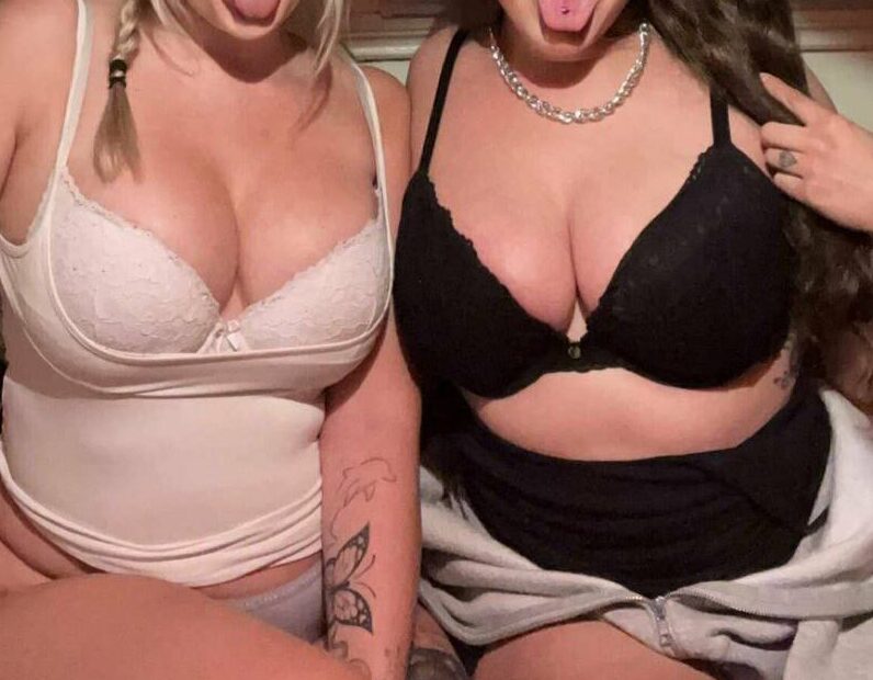 snowmixy – Show Big Boobs with Friend ! SO HOT !