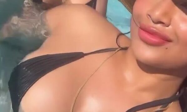 peya bipasha – Show Big Tits in Pool ! HOT Sexy