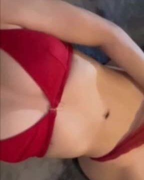 Breckie Hill – HOT Sextape [ Shaking Big Tits in bath ] !