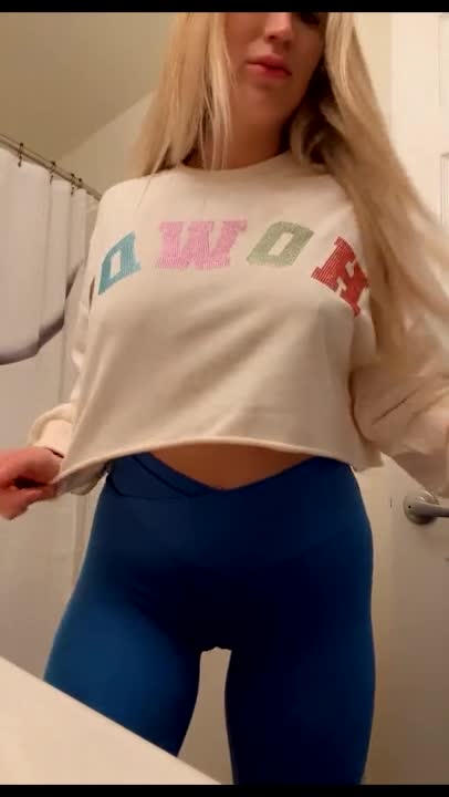 Alexisshv Onlyfans Leaked – Naked Big Butts in Bathroom ! HOT