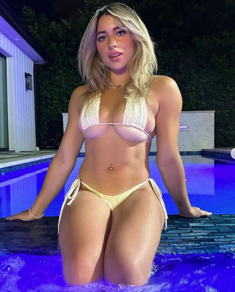 Nami mommy Naked Big Tits in Pool – Onlyfans Leaked OF !